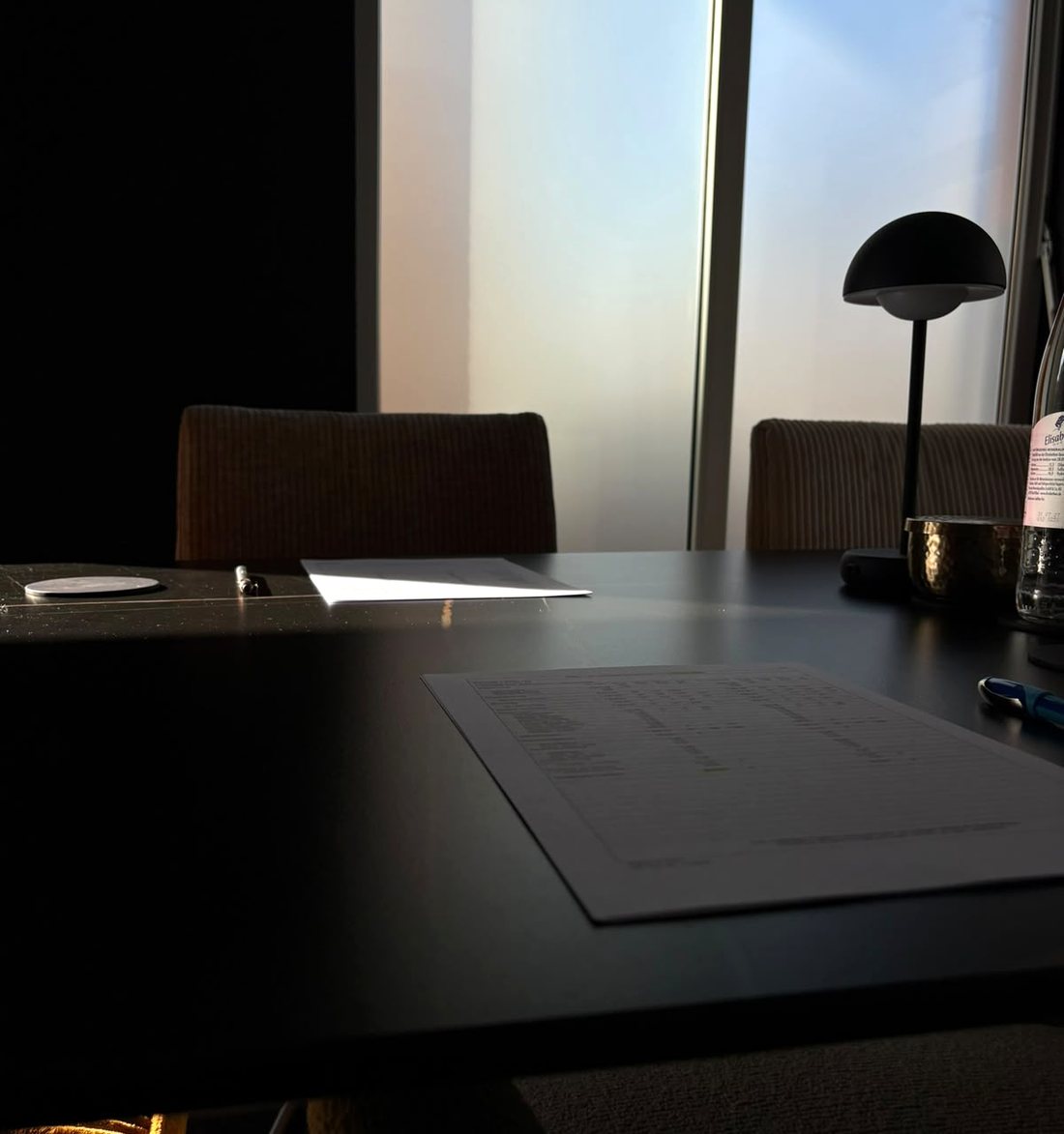 Tisch im Abendlicht im Büro in Rödermark