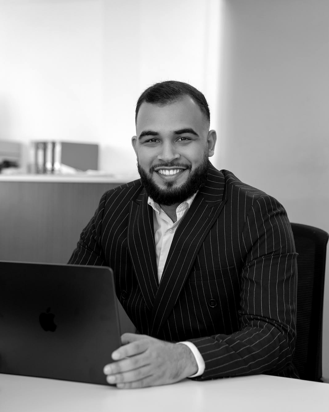 Ibrahim Cülfük am Schreibtisch im Büro in Rödermark